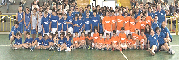 Gruppo di giocatori di minibasket